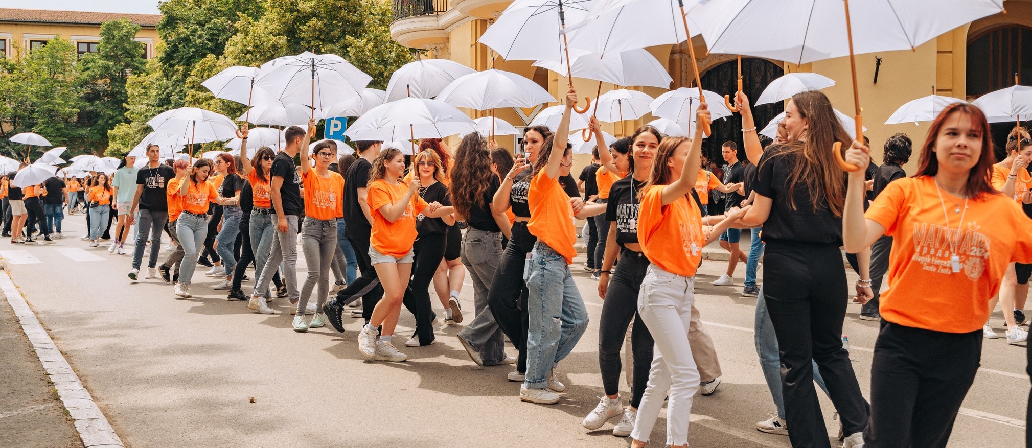 17. generacija maturanata plesala danas na Glavnom trgu Ples tolerancije - Maturantsku paradu.